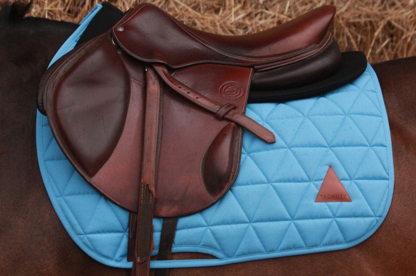 tapis-de-selle-excel-anse-mixte-bleu-ciel